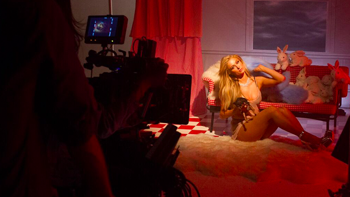 LOVE-ADVENT_PARIS-HILTON_NEWS